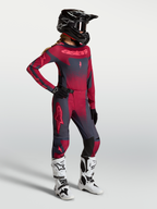 Alpinestars Stella Techstar Trikot Swan, Damen-Motocross-Trikot in Rot und Dunkelgrau, am Model präsentiert.