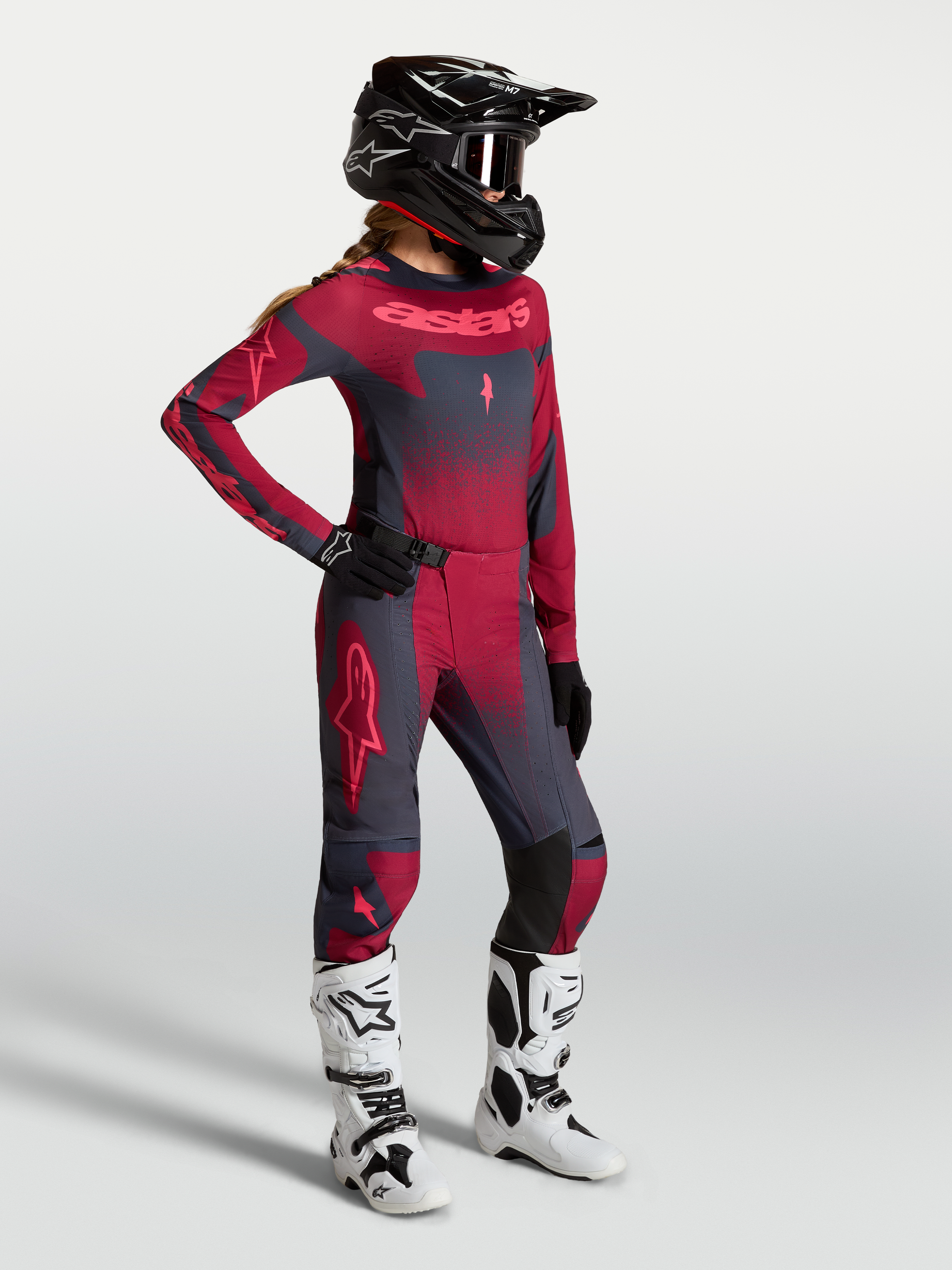 Alpinestars Stella Techstar Trikot Swan, Damen-Motocross-Trikot in Rot und Dunkelgrau, am Model präsentiert.