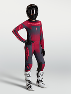 Alpinestars Stella Techstar Swan Trikot und Gear Set, Damen-Motocross-Outfit, Rot und Dunkelgrau, weiße Stiefel.