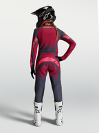 Alpinestars Stella Techstar Trikot Swan, Damen-Motocross-Trikot in Rot und Dunkelgrau, Rückansicht am Model mit Ausrüstung.