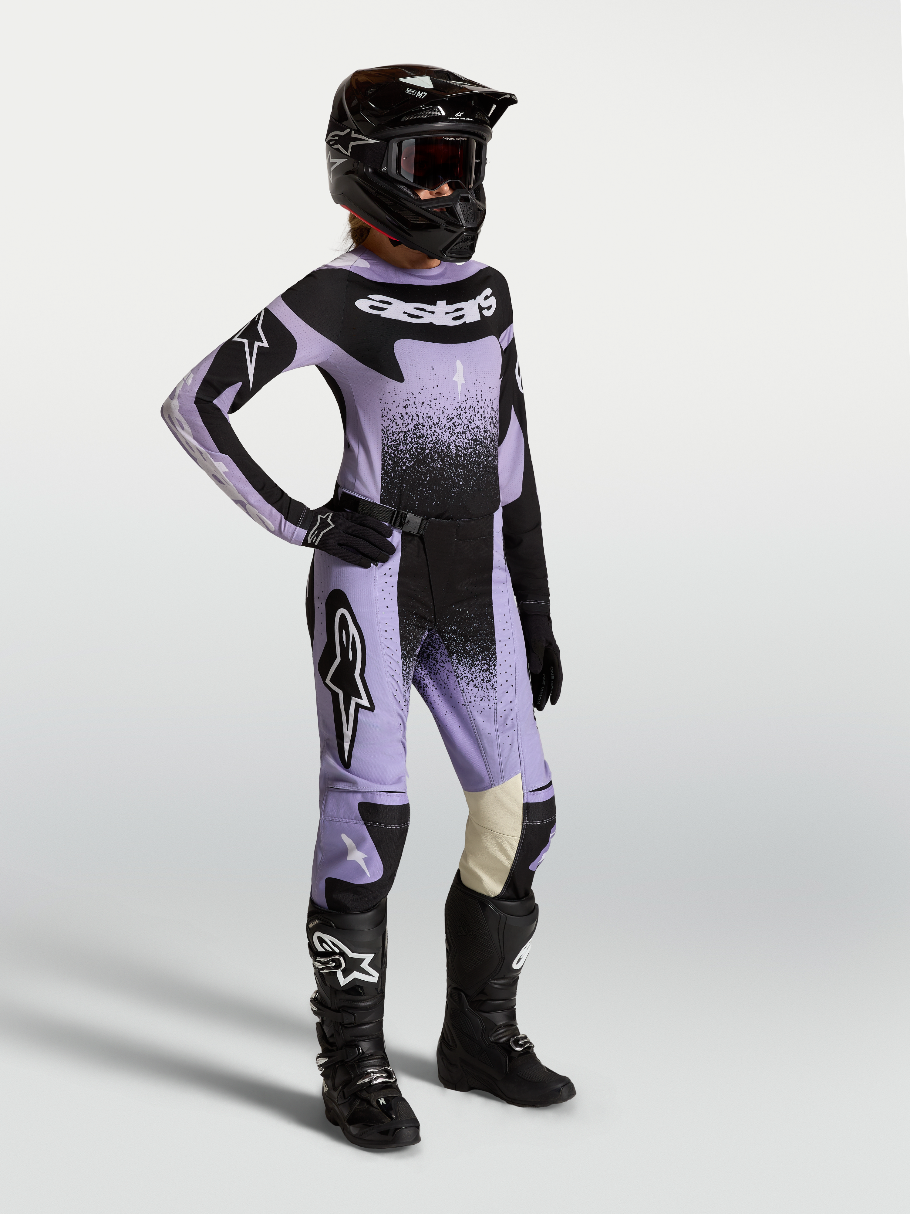 Alpinestars Stella Techstar Swan Trikot und Gear Set, Damen Motocross-Outfit in Violett und Schwarz mit Schwanen-Grafiken.