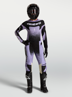 Alpinestars Stella Techstar Hose Swan, Damen-Motocross-Hose in Lila und Schwarz, Offroad-Ausrüstung, am Model gezeigt.
