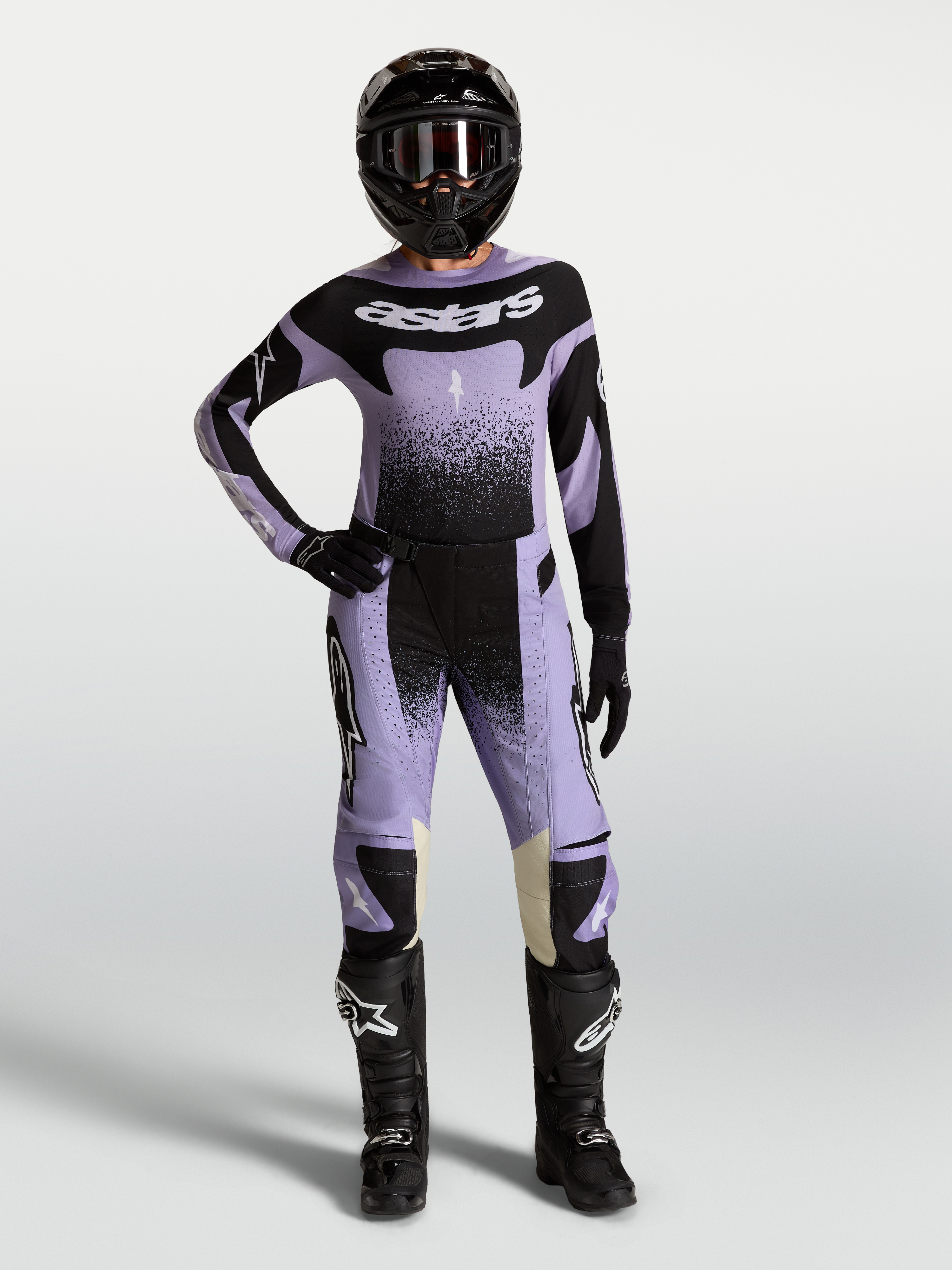 Alpinestars Stella Techstar Hose Swan, Damen-Motocross-Hose in Lila und Schwarz, Offroad-Ausrüstung, am Model gezeigt.