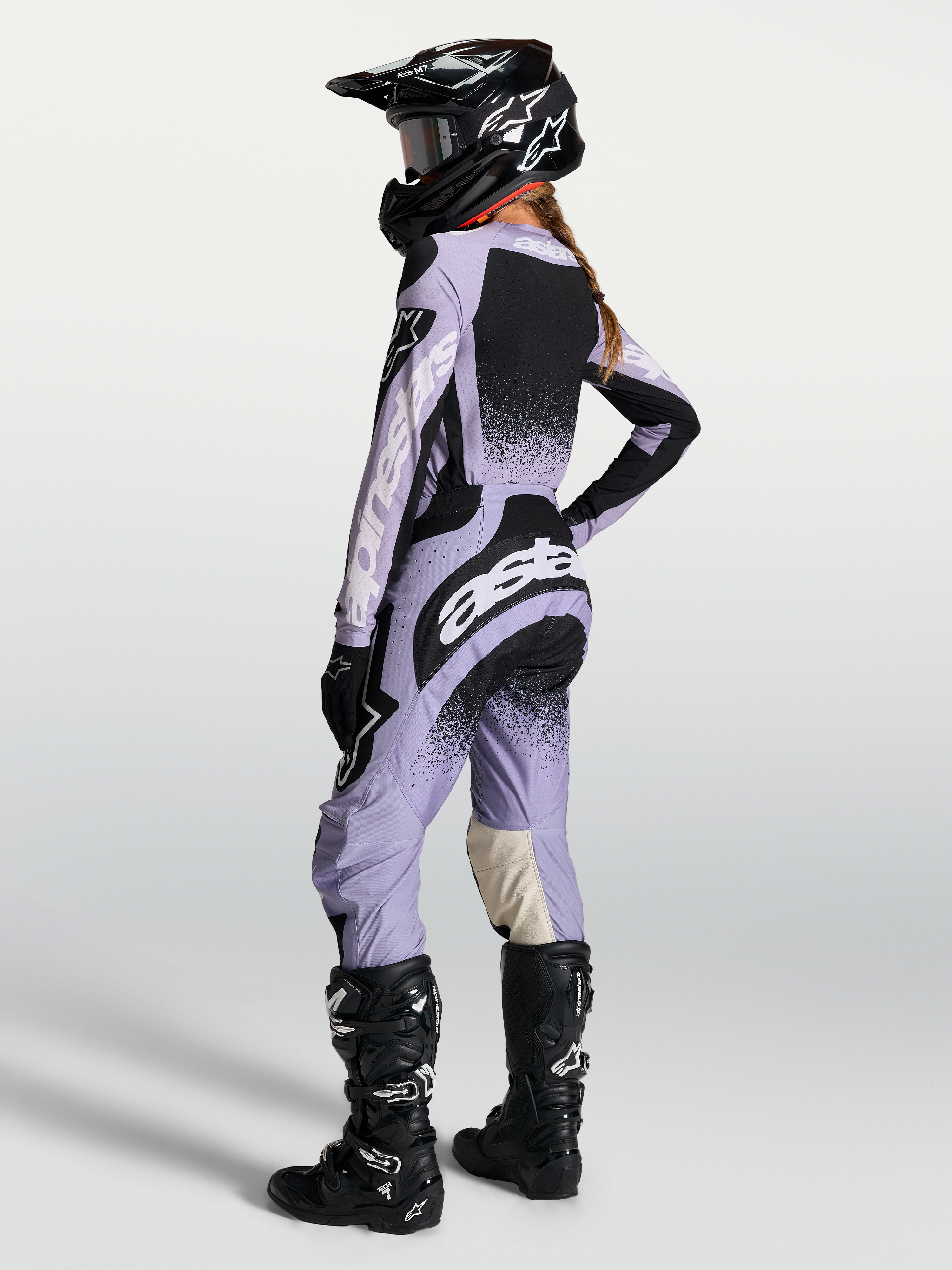 Alpinestars Stella Techstar Hose Swan, Damen-Motocross-Hose in Lila und Schwarz, Rückansicht mit ergonomischem Rennschnitt.