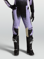 Alpinestars Stella Techstar Hose Swan, Damen-Motocross-Hose in Violett und Schwarz, mit cremefarbenen Lederbesätzen an den Knien und schwarzen Offroad-Stiefeln
