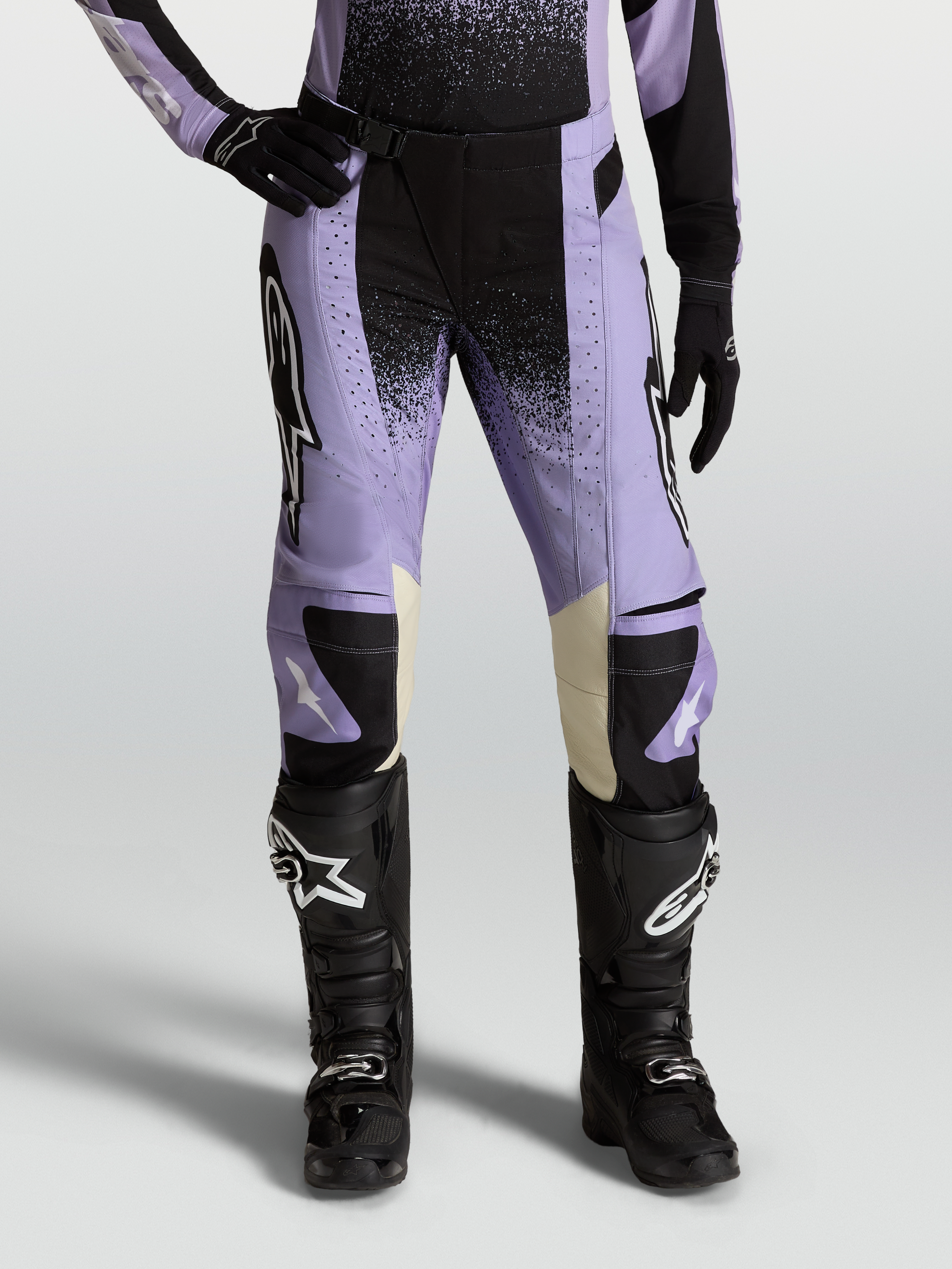 Alpinestars Stella Techstar Hose Swan, Damen-Motocross-Hose in Violett und Schwarz, mit cremefarbenen Lederbesätzen an den Knien und schwarzen Offroad-Stiefeln