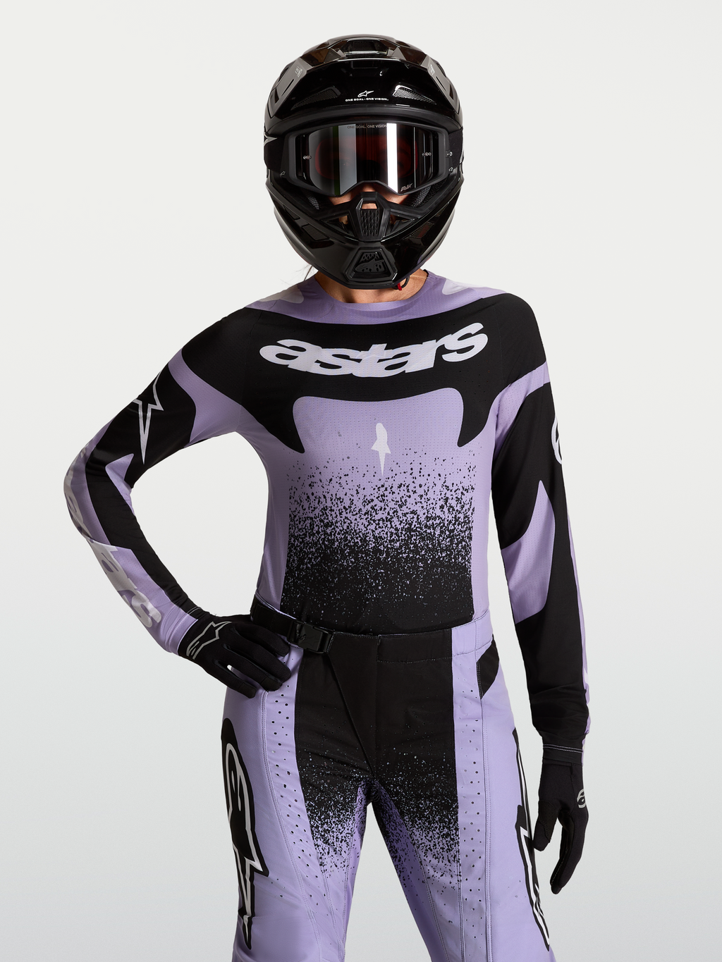 Alpinestars Stella Techstar Swan Trikot, Damen-Motocross-Jersey in Hellviolett und Schwarz, Race-Fit, getragen von einem Model mit Helm.