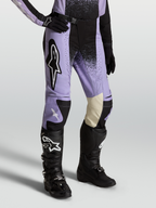 Alpinestars Stella Techstar Hose Swan, Motocross-Hose für Damen, Violett und Schwarz, mit Leder-Knieeinsätzen und Laserperforationen, getragen mit schwarzen MX-Stiefeln