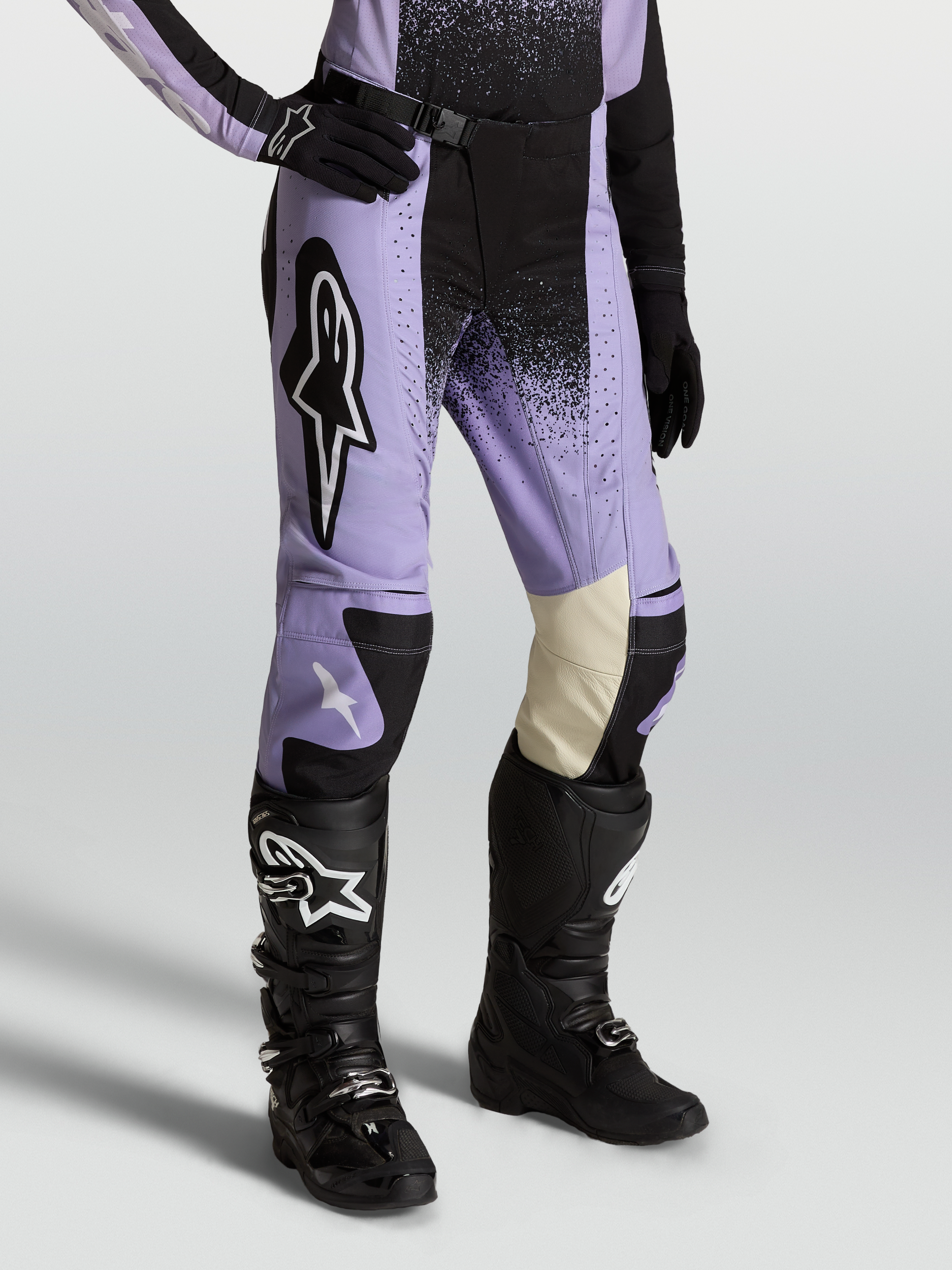 Alpinestars Stella Techstar Hose Swan, Motocross-Hose für Damen, Violett und Schwarz, mit Leder-Knieeinsätzen und Laserperforationen, getragen mit schwarzen MX-Stiefeln