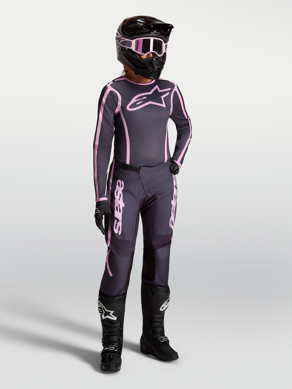 Alpinestars Stella Fluid Apex V2 Trikot und Ausrüstungsset, Damen-Motocross-Kombi in Grau und Pink mit schwarzen Stiefeln.