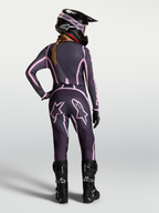 Alpinestars Stella Fluid Apex V2 Trikot und Gear Set, Damen-Motocross-Outfit, Grau und Pink, Rückansicht beim Offroad-Einsatz.