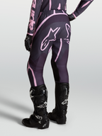 Alpinestars Stella Fluid Apex V2 Hose, Damen-Motocross-Hose in Grau und Pink, kombiniert mit Tech 7 Stiefeln.