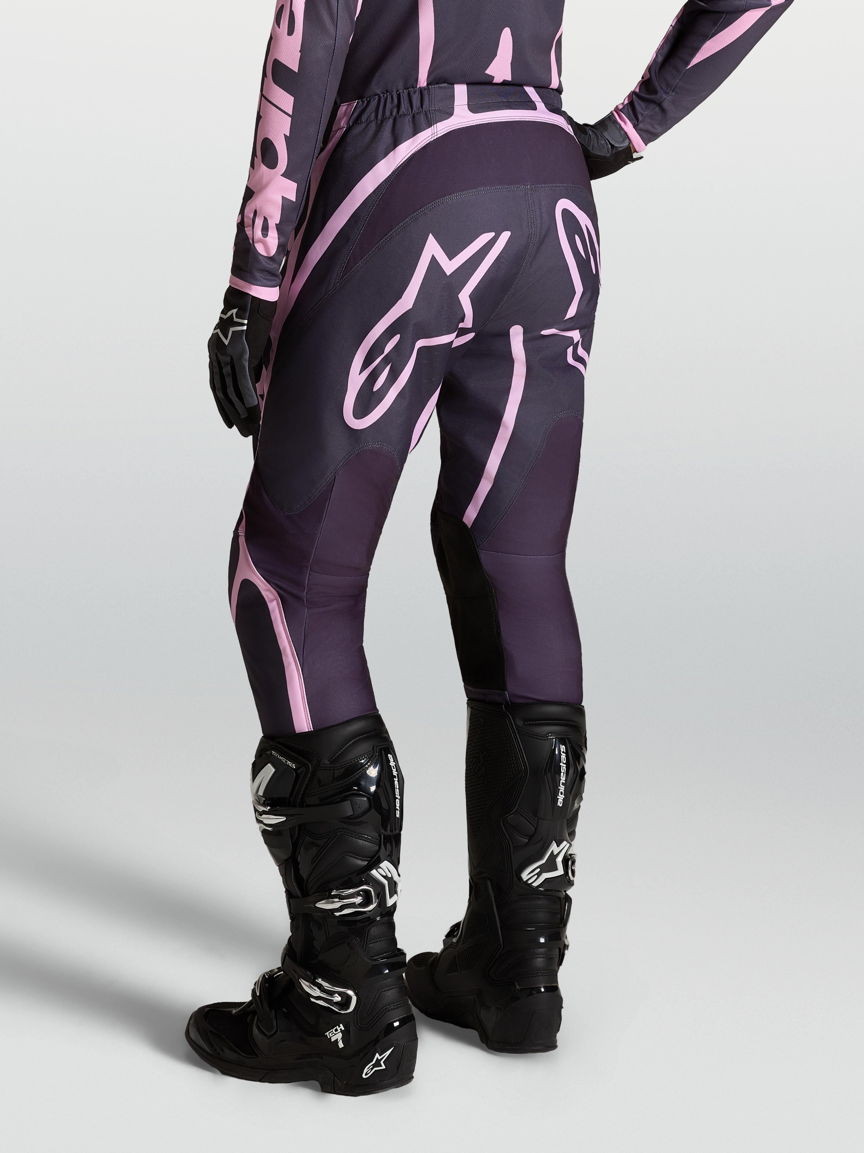 Alpinestars Stella Fluid Apex V2 Hose, Damen-Motocross-Hose in Grau und Pink, kombiniert mit Tech 7 Stiefeln.
