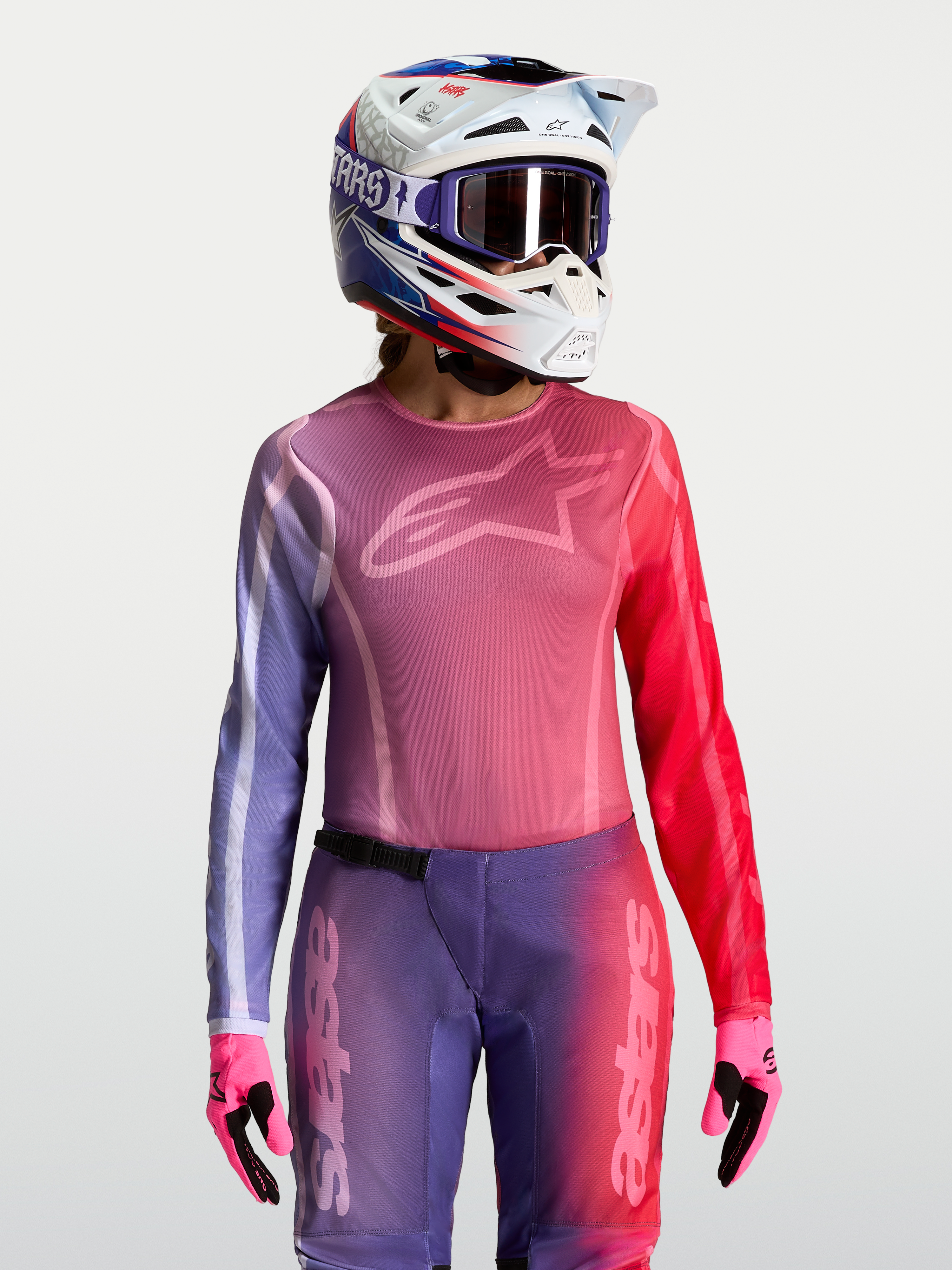 Alpinestars Stella Fluid Kepler Trikot, Damen-Motocross-Oberteil in Lila und Rot, feuchtigkeitsableitendes Polygewebe mit Athletic-Passform, getragen mit passendem Helm und Handschuhen
