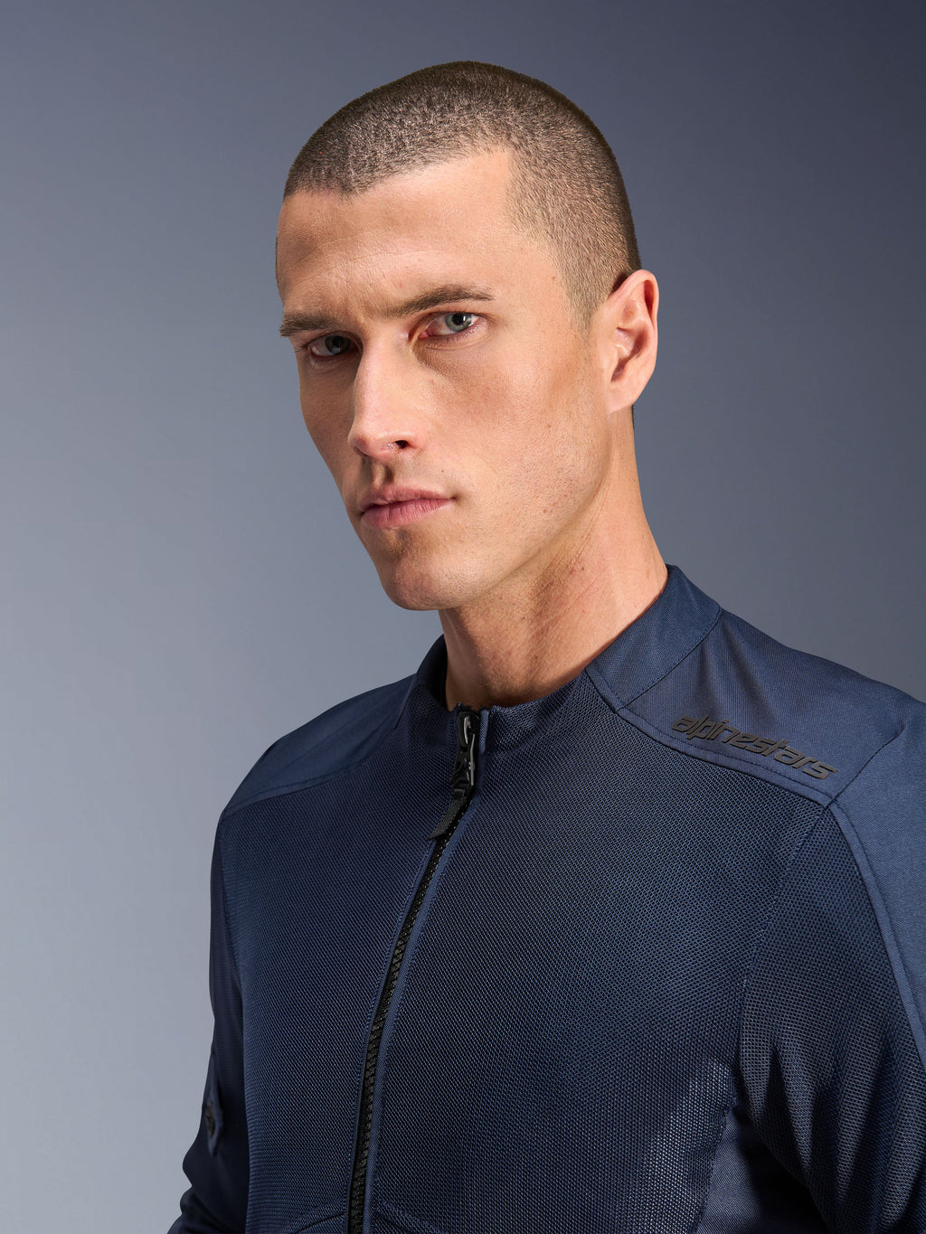 Alpinestars C-1 Air Jacke, Herren-Urban-Motorradjacke, Blau, Tech-Mesh-Gewebe mit Schulter-Branding, Nahaufnahme am Model.