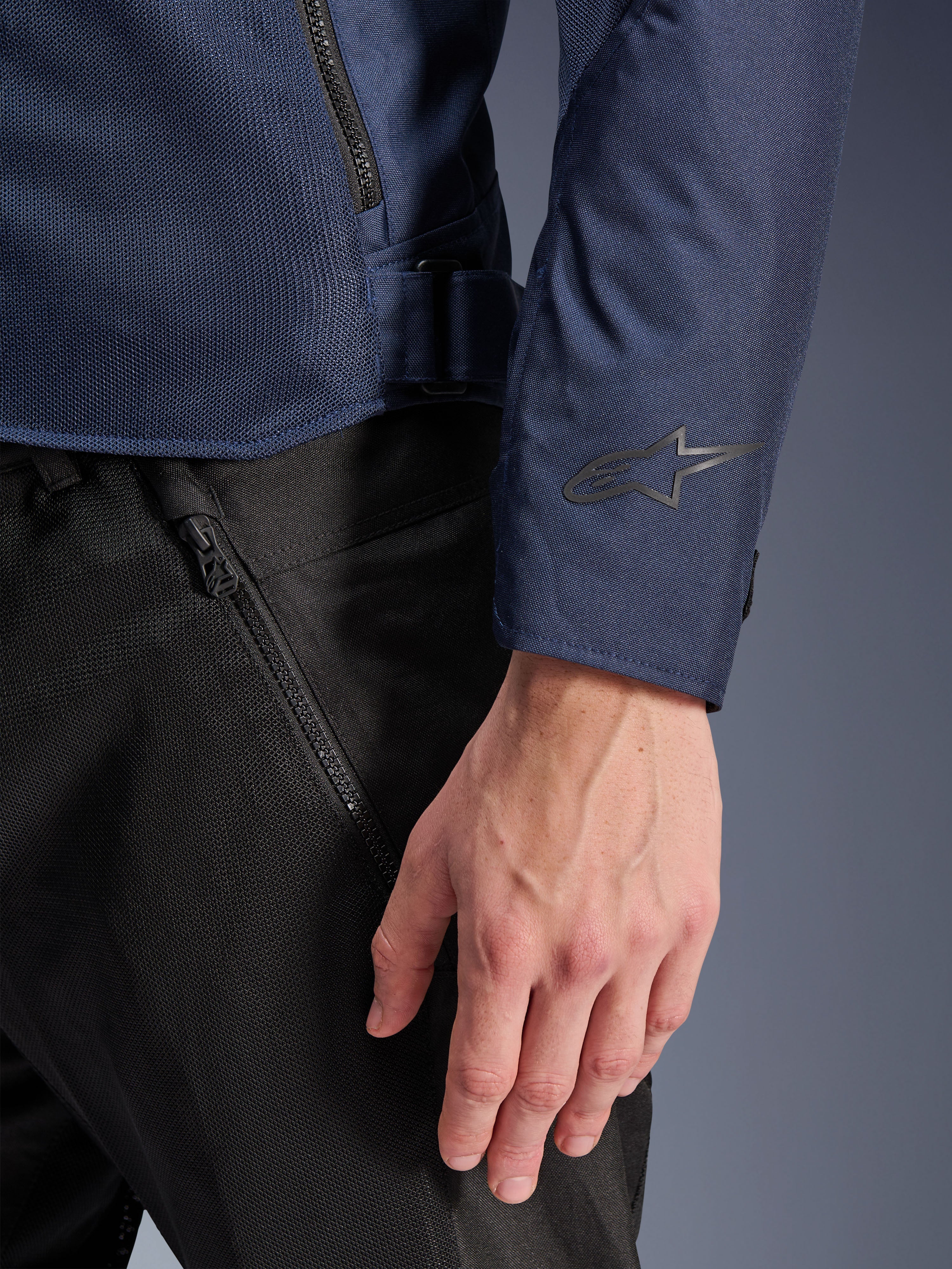 Alpinestars C-1 Air Jacke, Urban Motorradjacke für Herren, Blau, mit Tech-Mesh-Einsätzen und Logo-Detail am Ärmel.