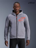 Alpinestars Chrome V2 Sport Kapuzenjacke, Herren-Motorradjacke in Grau-Meliert mit leuchtend roten Akzenten, Vorderansicht an einem Model, zeigt Tech-Fleece-Konstruktion und schützenden Reißverschluss