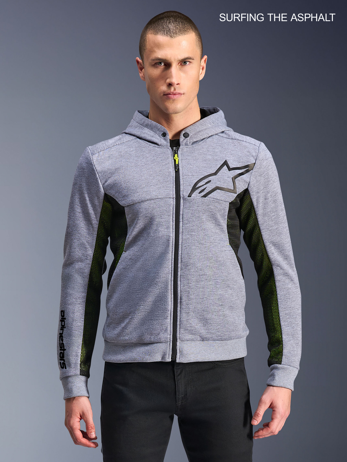 Alpinestars Chrome Air Sport Kapuzenjacke, Herren-Motorradjacke in Grau meliert und Schwarz, Vorderansicht am Model mit Airflow-Mesh-Einsätzen und Brustlogo