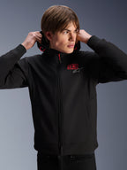 Alpinestars MM93 Radium Tech Hoodie, urbane Motorradjacke, schwarz mit roten und silbernen Logos, getragen von einem männlichen Model, mit durchgehendem Reißverschluss und Rippbündchen, lässige Lifestyle-Motorsportbekleidung