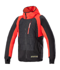 Alpinestars MO.ST.EQ Hybrid Kapuzenjacke, technischer Motorrad-Hoodie, Schwarz und Flammrot, schräger Front-Reißverschluss, rote Brusttasche, geprägtes Muster auf dem Torso, Daumenschlaufen, Kombination aus urbaner Streetwear und schützender Fahrausrüstung