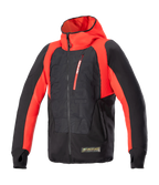 Alpinestars MO.ST.EQ Hybrid Kapuzenjacke, technischer Motorrad-Hoodie, Schwarz und Flammrot, schräger Front-Reißverschluss, rote Brusttasche, geprägtes Muster auf dem Torso, Daumenschlaufen, Kombination aus urbaner Streetwear und schützender Fahrausrüstung