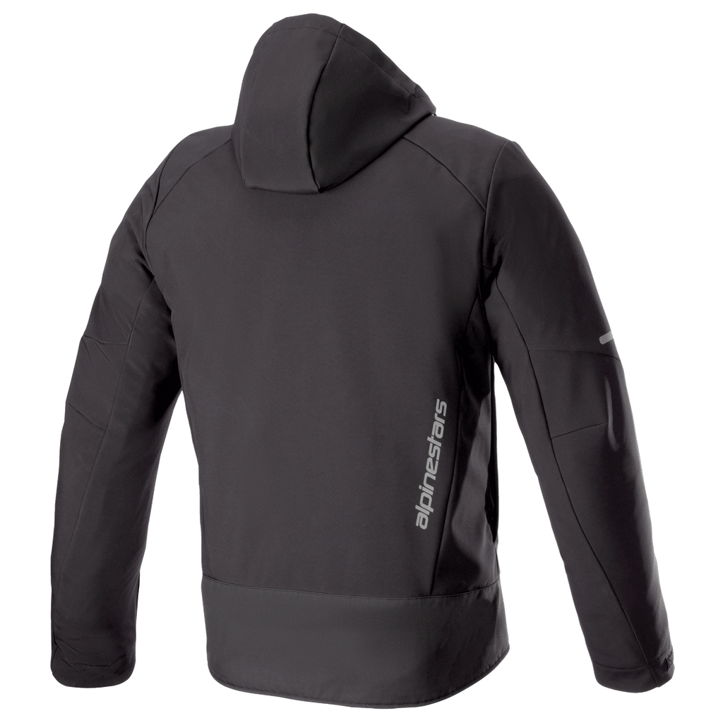Alpinestars Neo Waterproof Hoodie, technische urbane Motorradjacke, Schwarz, Rückansicht zeigt abnehmbare Kapuze, vertikaler silberner Alpinestars-Schriftzug am unteren Rücken und reflektierende Akzente an den Ärmeln.