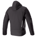 Alpinestars Neo Waterproof Hoodie, technische urbane Motorradjacke, Schwarz, Rückansicht zeigt abnehmbare Kapuze, vertikaler silberner Alpinestars-Schriftzug am unteren Rücken und reflektierende Akzente an den Ärmeln.