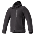 Alpinestars Neo Waterproof Hoodie, Schwarz, urbane Motorradjacke, glattes wasserabweisendes Material, durchgehender Frontreißverschluss, vertikale Brusttasche mit Reißverschluss, angebrachte Kapuze mit Kordelzug, reflektierende Akzente an den Ärmeln, verstellbare Klettverschlussbündchen, technischer Pendler-Stil