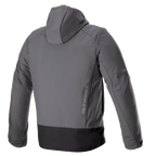 Alpinestars Neo Waterproof Hoodie, technische urbane Motorradjacke, Tar Gray und Schwarz, Rückansicht mit vertikalem Alpinestars-Branding, abnehmbare Kapuze, wasserdichte Softshell-Konstruktion mit schwarzem Saumpaneel.
