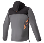 Alpinestars Sherpa Hoodie, Rückansicht, technische Motorradjacke in Schwarz und Grau, großes fluoreszierendes orangefarbenes Alpinestars-Logo auf dem unteren Rücken, seitlicher Reißverschluss, urbane Softshell-Motorradbekleidung