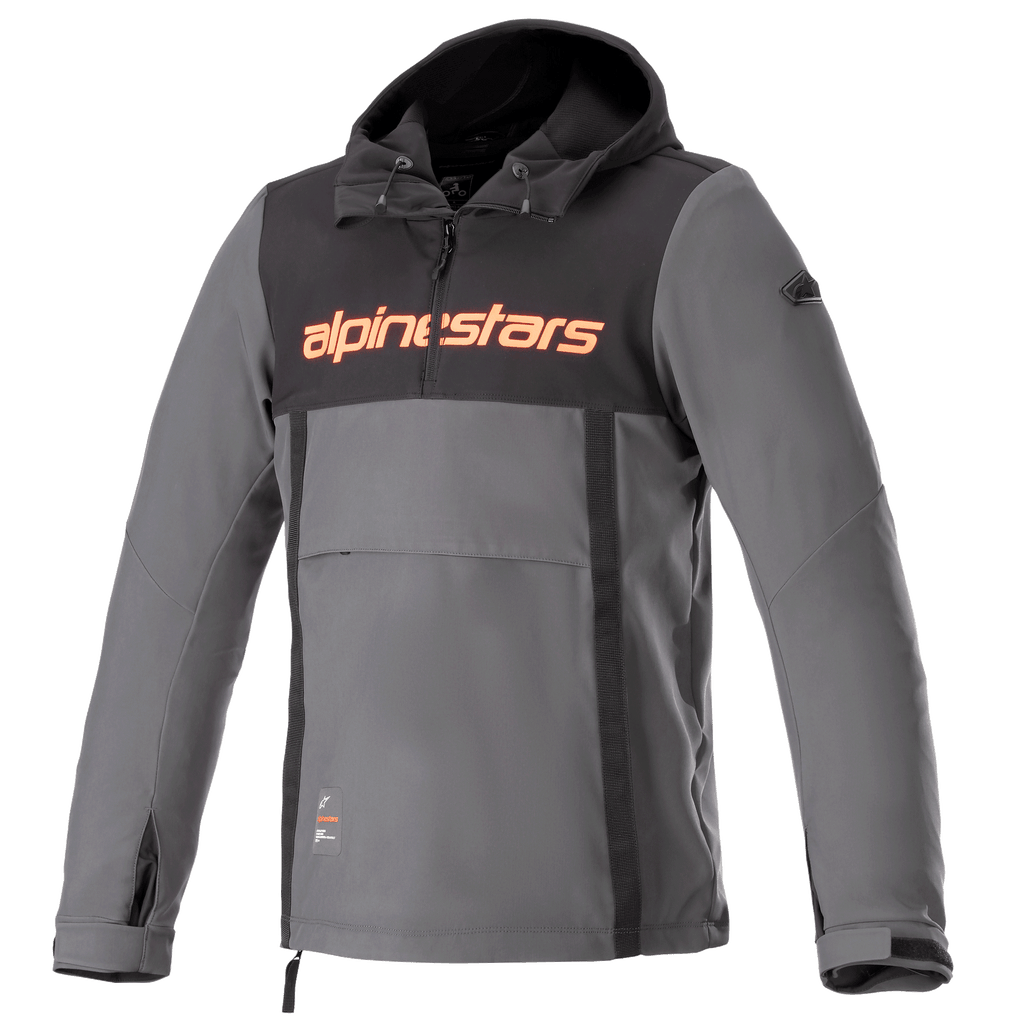 Alpinestars Sherpa Hoodie, technische urbane Motorradjacke, Grau mit schwarzem Brustpanel und orangefarbenem Logo, Anorak-Stil mit Fronttasche und verstellbaren Manschetten, winddichtes Softshell-Design