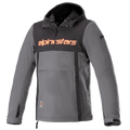 Alpinestars Sherpa Hoodie, technische urbane Motorradjacke, Grau mit schwarzem Brustpanel und orangefarbenem Logo, Anorak-Stil mit Fronttasche und verstellbaren Manschetten, winddichtes Softshell-Design