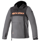 Alpinestars Sherpa Hoodie, technische urbane Motorradjacke, Grau mit schwarzem Brustpanel und orangefarbenem Logo, Anorak-Stil mit Fronttasche und verstellbaren Manschetten, winddichtes Softshell-Design