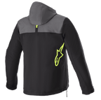 Alpinestars Sherpa Hoodie, Rückansicht, Tar Gray und Schwarz mit Yellow Fluo Akzenten, neongelbes Stern-Logo an der Seite, Softshell-Motorradjacke mit Kapuze, seitliches Reißverschluss-Detail, Urban-Commuting-Bekleidung