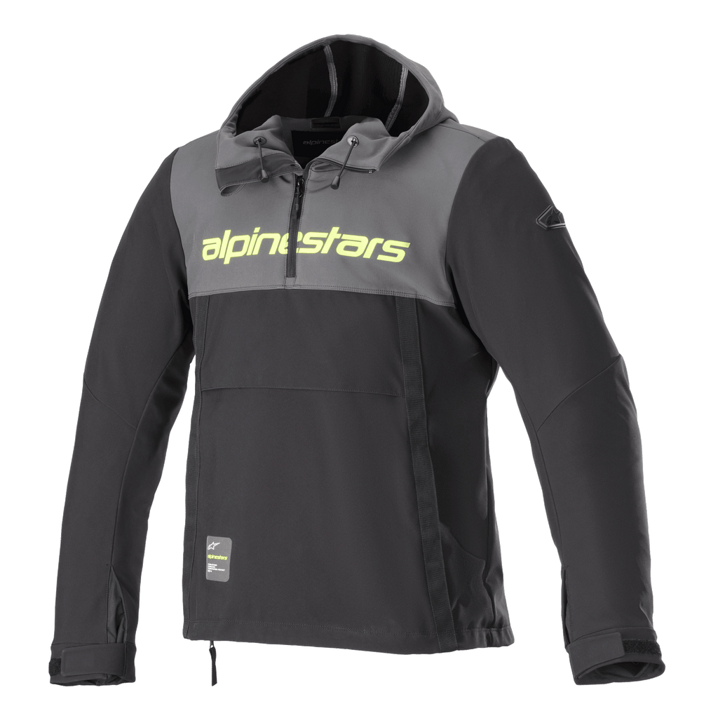 Alpinestars Sherpa Hoodie, technischer Motorrad-Hoodie, Tar-Grau und Schwarz, neongelber Schriftzug auf der Brust, Anorak-Stil mit Kapuze und Viertel-Reißverschluss, Softshell-Urban-Fahrjacke