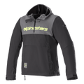 Alpinestars Sherpa Hoodie, technischer Motorrad-Hoodie, Tar-Grau und Schwarz, neongelber Schriftzug auf der Brust, Anorak-Stil mit Kapuze und Viertel-Reißverschluss, Softshell-Urban-Fahrjacke