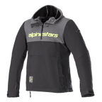 Alpinestars Sherpa Hoodie, technischer Motorrad-Hoodie, Tar-Grau und Schwarz, neongelber Schriftzug auf der Brust, Anorak-Stil mit Kapuze und Viertel-Reißverschluss, Softshell-Urban-Fahrjacke