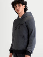 Alpinestars Ageless Kapuzenpullover, urbaner Motorrad-Kapuzenpullover für Herren in Asphalt Melange Grau, mit fester Kapuze und Kängurutasche, getragen von einem männlichen Model