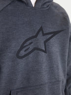 Alpinestars Ageless Kapuzenpullover, urbaner Herren-Motorrad-Kapuzenpullover in Asphalt-Melange-Grau, Nahaufnahme der Brustpartie mit großem tonalen Alpinestars-Logo und Kängurutasche