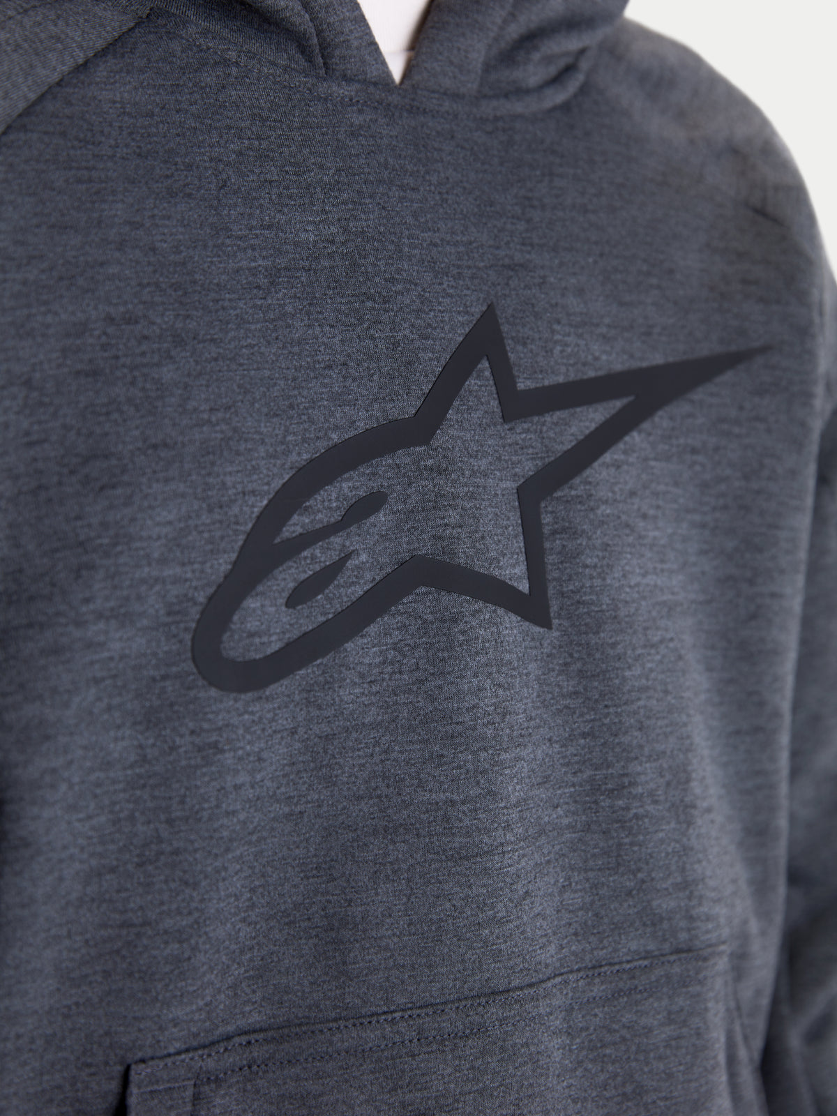 Alpinestars Ageless Kapuzenpullover, urbaner Herren-Motorrad-Kapuzenpullover in Asphalt-Melange-Grau, Nahaufnahme der Brustpartie mit großem tonalen Alpinestars-Logo und Kängurutasche