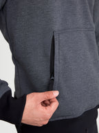 Alpinestars Ageless Kapuzenpullover, urbaner Herren-Motorradhoodie in Asphalt Melange Grau, Nahaufnahme der verdeckten Reißverschlusstasche an der Seite