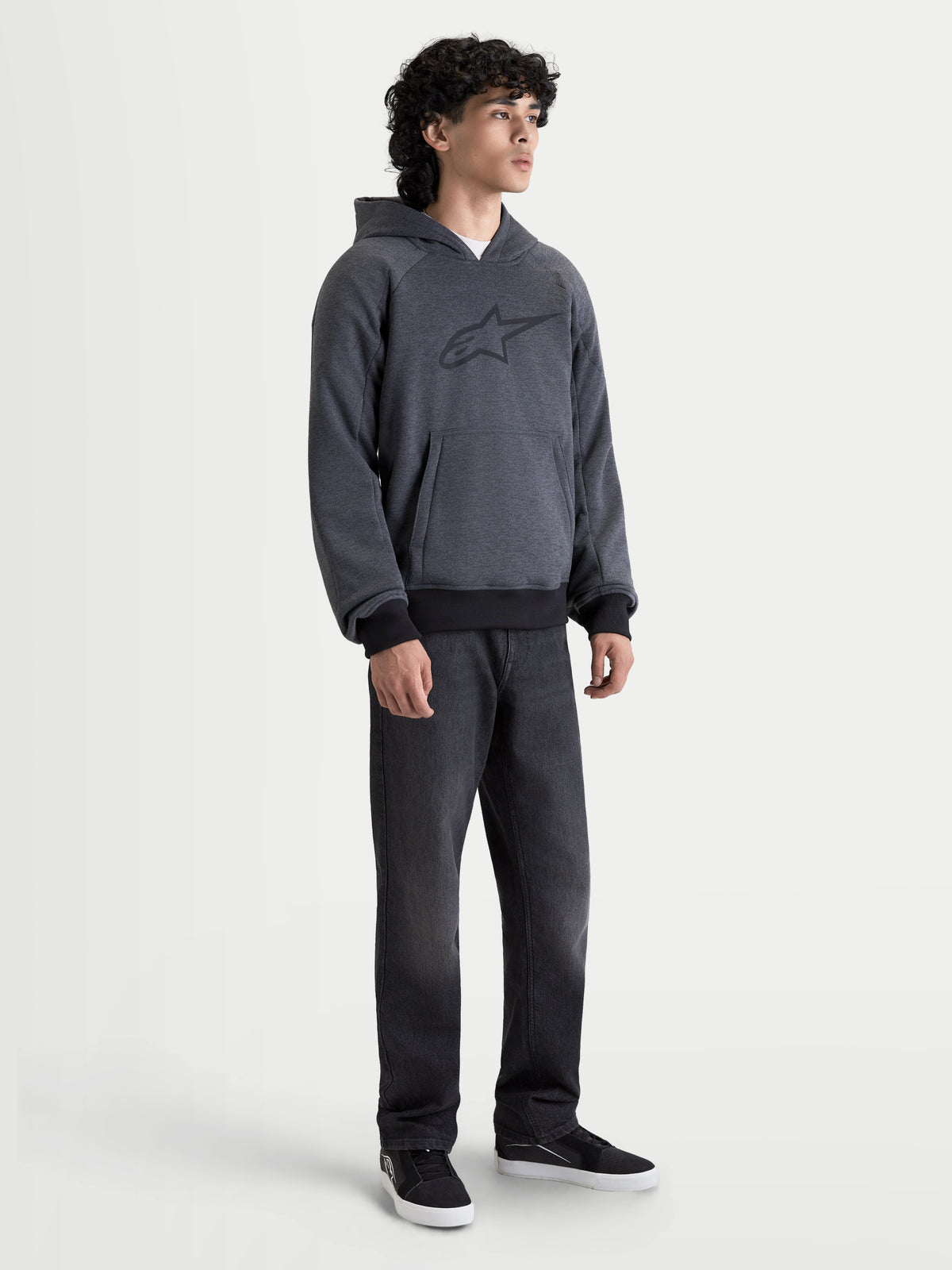 Alpinestars Ageless Kapuzenpullover, urbaner Herren-Motorradhoodie in Asphalt Melange Grau, Vorderansicht an einem Model mit Freizeitbekleidung und CE-zertifizierten Schulter- und Ellbogenprotektoren