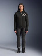Alpinestars Stella Chrome V2 Sport Hoodie für Damen, Schwarz mit weißem Astars-Logo auf der Brust, kombiniert mit schwarzer technischer Motorradhose und Stiefeln, urbanes Motorradbekleidungs-Design
