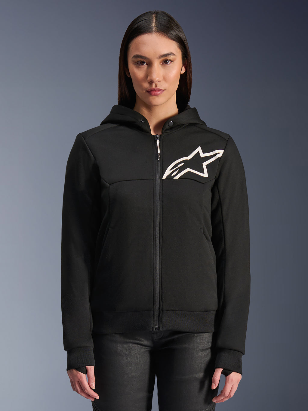 Alpinestars Stella Chrome V2 Sport Hoodie für Damen, schwarzer Motorrad-Kapuzenpullover mit Reißverschluss, weißes Stern-Logo auf der Brust, Tech-Fleece-Konstruktion, Kapuze mit Druckknopf am Kragen, lässige urbane Performance-Ausrüstung