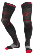 Alpinestars MX Long Tech Dicke Socken, Motocross-Fahrsocken, Schwarz und Rot, Oberschenkellänge mit rotem Branding, graue und rote Sohlendetails, technisches Gewebe für Offroad-Rennsport und Dirt-Bike-Stiefel