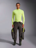 Alpinestars ZX Evo V3 Langarm-Oberteil, Gelb Fluo, getragen von einem Modell mit dunkler Rennhose und Stiefeln, mit Stehkragen und sportlicher Passform, feuerfeste Basisschicht für den professionellen Autorennsport