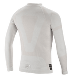 Alpinestars ZX Evo V2 Langarm-Oberteil, Auto-Rennsport-Unterwäsche, Weiß-Grau, Rückansicht mit leichter nahtloser röhrenförmiger Konstruktion und FIA-Zertifizierungsetiketten am unteren Saum