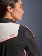 Alpinestars Stella T-Dyno WR Jacke in Schwarz Ecru Hellrot, Nahaufnahme von Schulter und Rücken mit ecrufarbenen Einsätzen, roten Paspeln und einem roten Alpinestars-Sternlogo, Textil-Motorradausrüstung für Damen