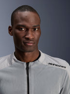 Alpinestars C-1 Air Jacke in Silber und Grau, Nahaufnahme-Porträt eines männlichen Fahrers, mit technischen Mesh-Einsätzen und schwarzem Branding auf der Schulter, urbane zeitgemäße Motorradausrüstung