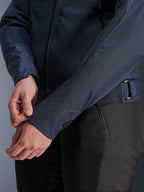 Alpinestars Stella C-1 Air Jacke, Damen-Motorradjacke, Blau, Detailansicht des Ärmels mit Wärmeübertragungs-Sternlogo, Mesh-Gewebeeinsätze und verstellbarer Taillenriemen, urbane Fahrausrüstung.